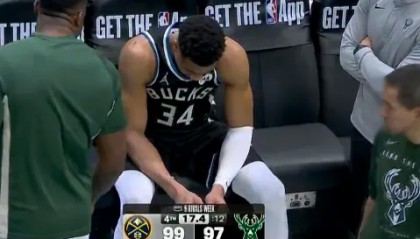 开云体育登录-字母哥在替补席神情落寞，脚部已被缠上厚厚绑带