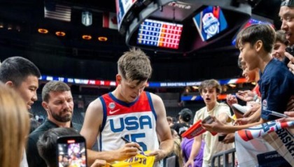 湖人新星成名烦恼：在家中打牌却被传与霉霉恋爱