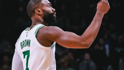 杨瀚森被雪藏霍勒迪全能难救主，布朗20+8+5+4，绿军复仇开拓者